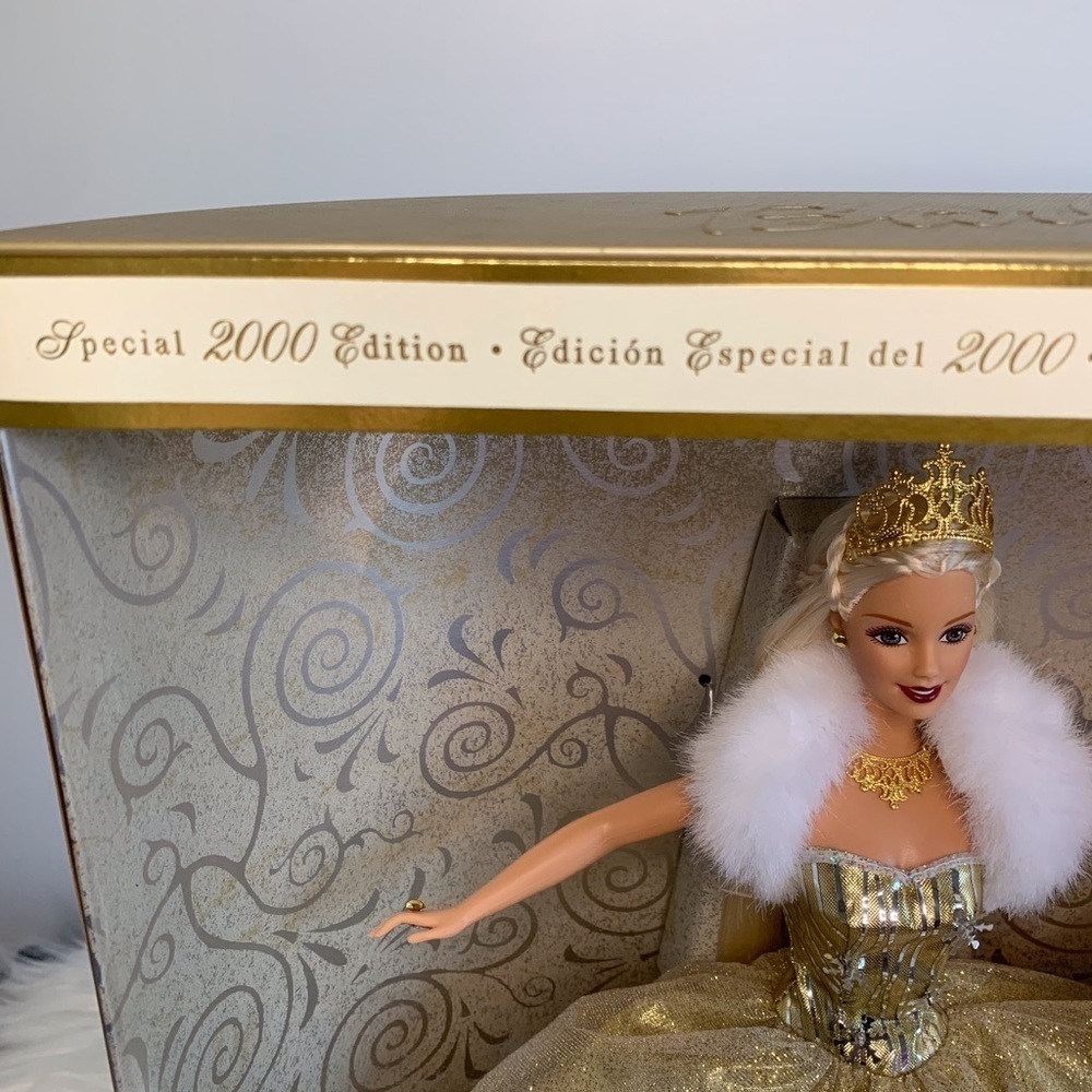 Collectable(88) Vintage Barbie Celebration Doll in Gold and White 2000 - Picture 3 of 11